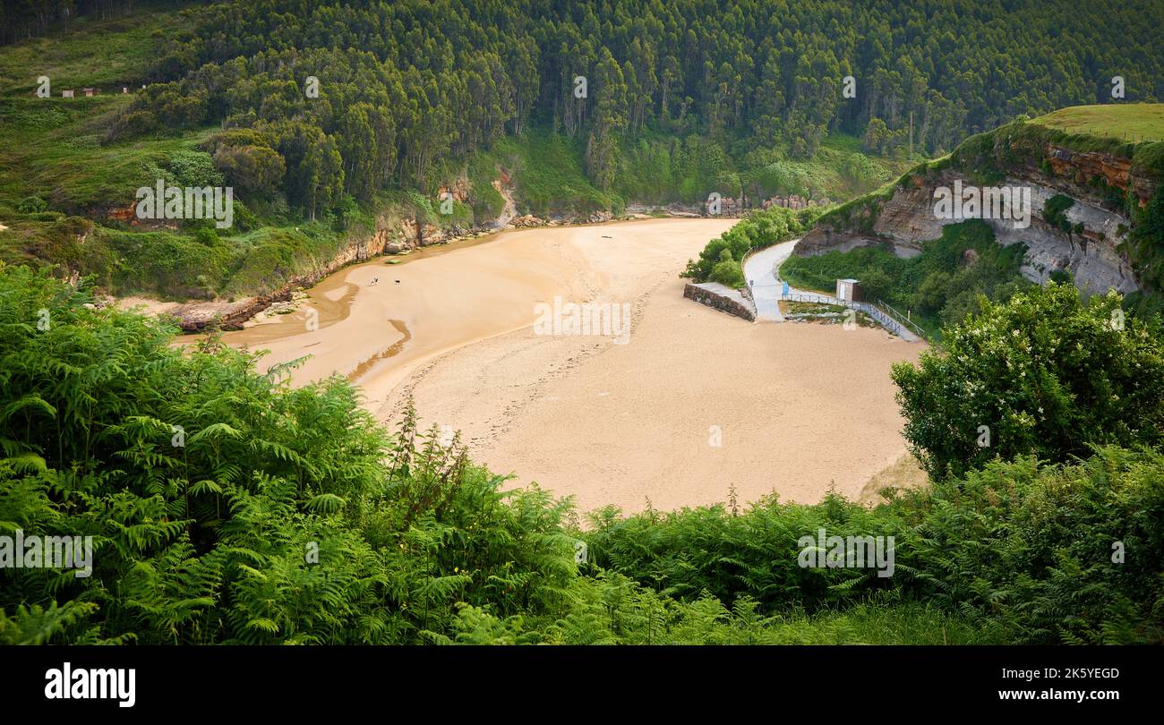 Ebbe am Strand in der Nähe von Galizano, vom Weg des Camino de Santiago aus gesehen (Route des Camino del Norte). Stockfoto