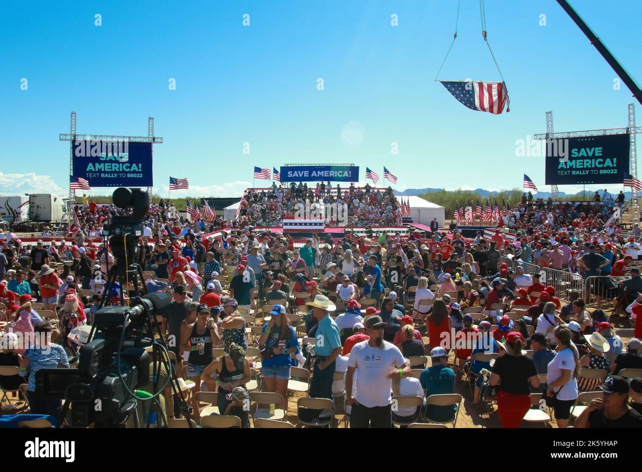 Riesige Kundgebung in Mesa, Arizona, während viele Republikaner in Arizona den ganzen Morgen warten, um ihre republikanischen Kandidaten auf der Bühne zu treffen. Stockfoto