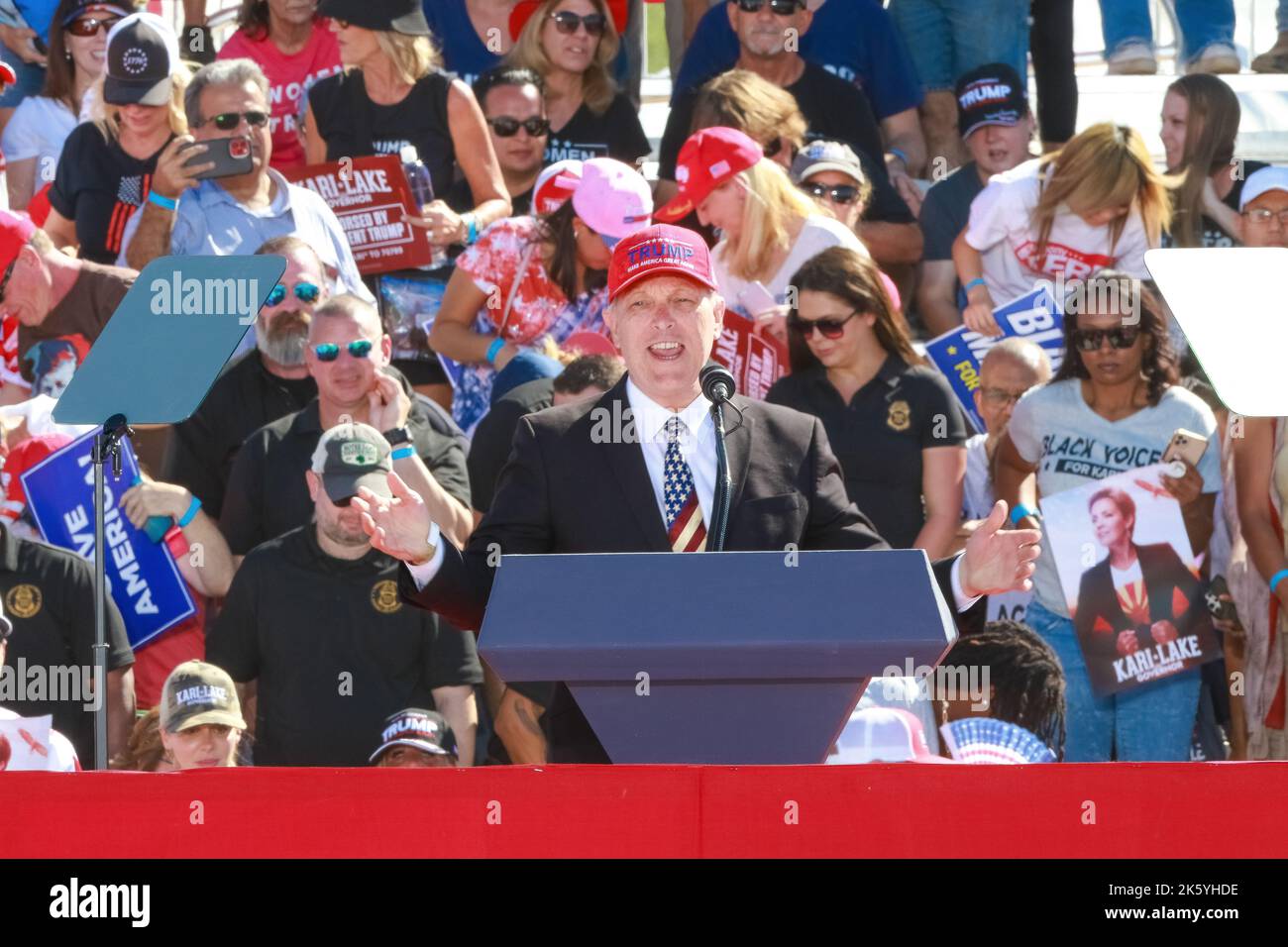 Riesige Kundgebung in Mesa, Arizona, während viele Republikaner in Arizona den ganzen Morgen warten, um ihre republikanischen Kandidaten auf der Bühne zu treffen. Stockfoto