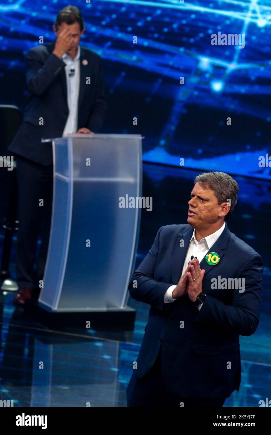 Sao Paulo, Brasilien. 10. Oktober 2022. SP - Sao Paulo - 10/10/2022 - SAO PAULO, DEBATTE, 2. UMDREHUNG REGIERUNG VON SAO PAULO - Fernando Haddad (PT) und Tarcisio de Freitas (REPUBLIKANER) nehmen an diesem Montagabend (10) in Rede Bandeirantes Studios in Sao Paulo, Der ersten Debatte zwischen den Kandidaten für die Regierung des Staates Sao Paulo für die 2. Runde der Wahlen im Jahr 2022. Foto: Suamy Beydoun/AGIF/Sipa USA Quelle: SIPA USA/Alamy Live News Stockfoto