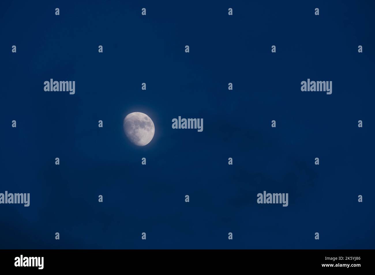 Zeitraffer des Mondes in der Nacht mit einem Kopierraum. Halbmond mit Detailoberfläche. Stockfoto