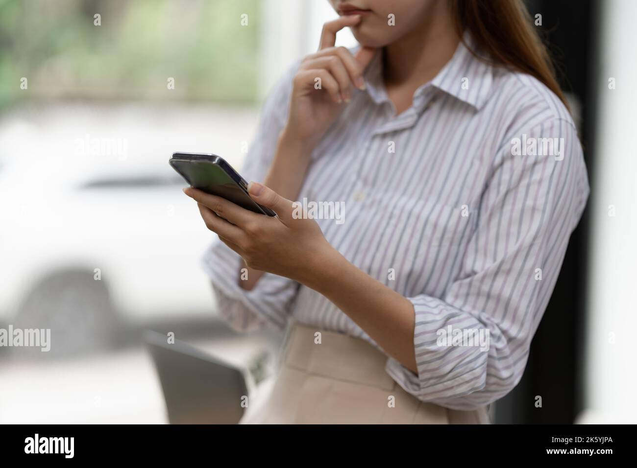 Eine Geschäftsfrau vervollständigt KYC mithilfe eines Online-Banking-Programms, um ein digitales Sparkonto zu eröffnen. Die Definition von Cyber-Sicherheit Stockfoto