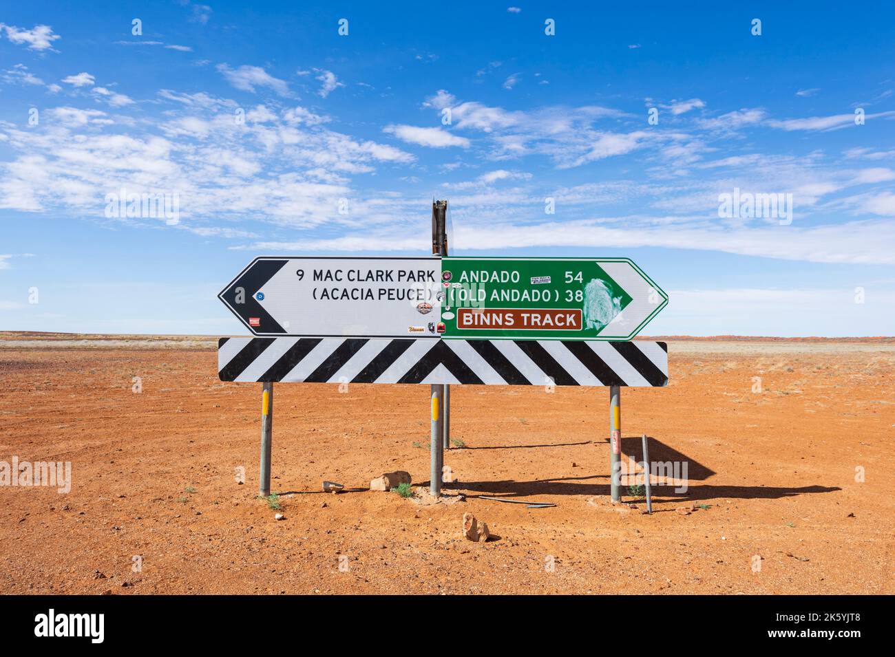 Straßenschild am Binns Track, einer abgelegenen Feldstraße am Rande der Simpson Desert im australischen Outback, Northern Territory, NT, Australien Stockfoto