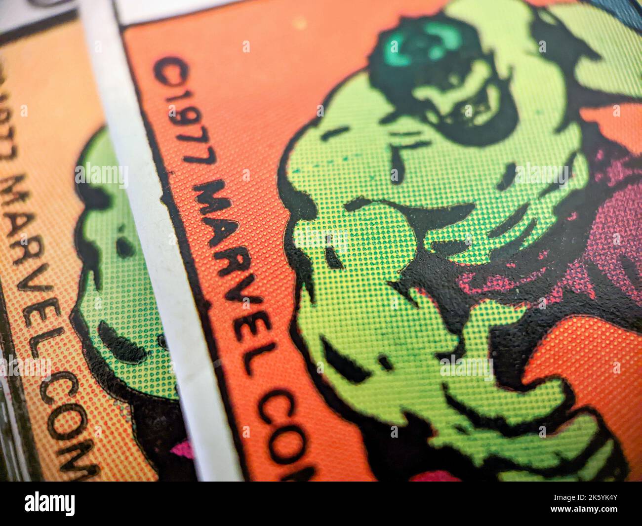 New York City, USA - Oktober 2022: Nahaufnahme des Vintage Incredible Hulk Marvel Comics zeigt die Details des Punktmuster-Druckprozesses Stockfoto