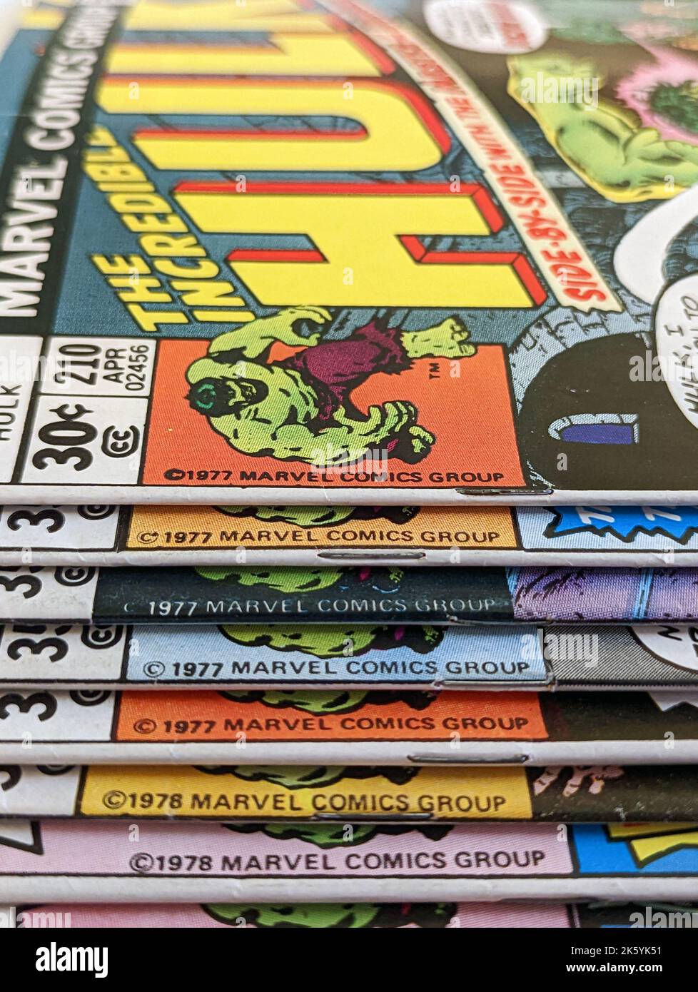 New York City, USA - Oktober 2022: Ein Stapel alter unglaublicher Hulk-Comicbücher, die als Teil einer alten Marvel Comics-Kollektion von 1970s verkauft wurden Stockfoto