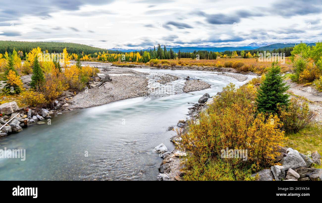 Herbstfarben und Langzeitaufnahmen am Smokey River bei Grand Cache Alberta, Kanada Stockfoto