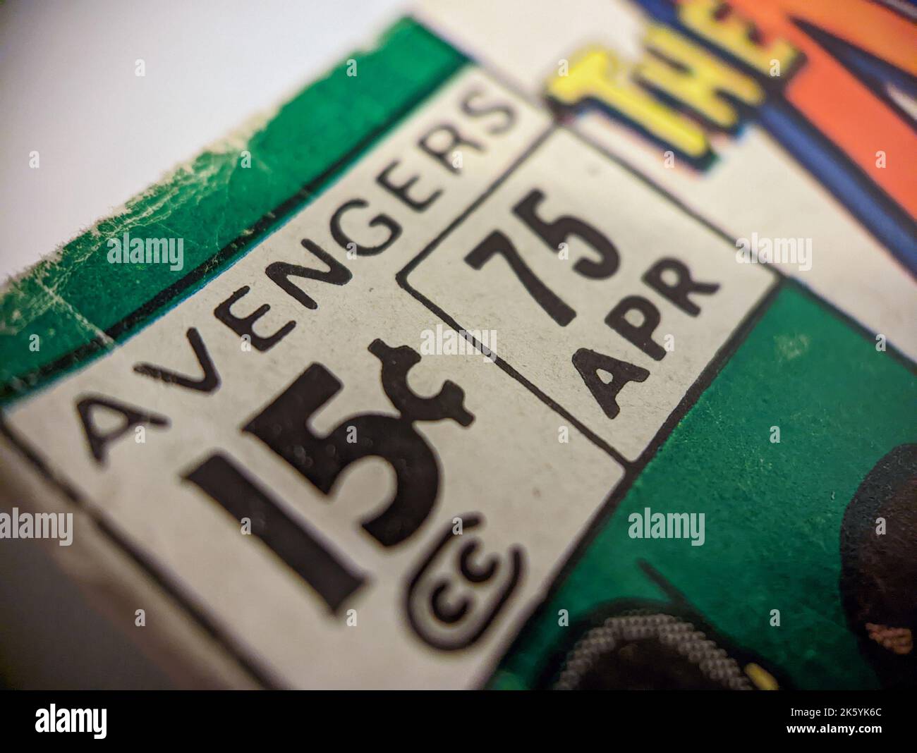 New York City, USA - Oktober 2022: Eine Nahaufnahme des alten Comicheks Marvel Avengers #75, das ursprünglich für 15 Cent verkauft wurde, wird in einem o angezeigt Stockfoto