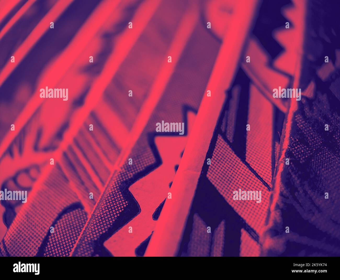 Die Nahaufnahme einer alten Comic-Sammlung erzeugt eine bunte Papiertextur im Hintergrund mit rot-blauem Duoton-Effekt Stockfoto