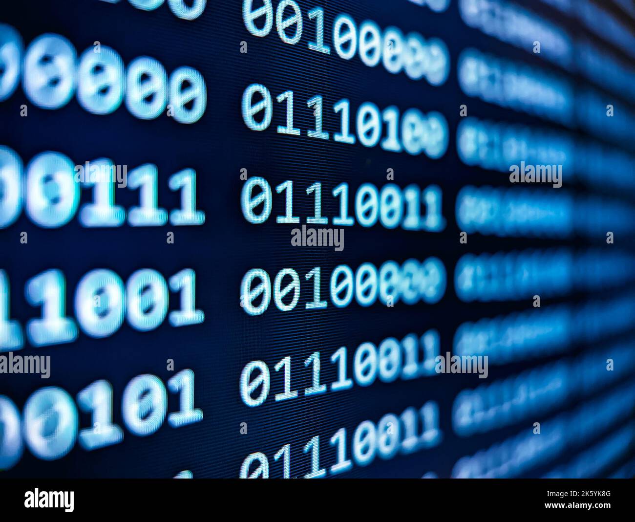 Nahaufnahme von binärem Computercode mit 1s und 0s auf einem blauen Bildschirm mit Fokus-Unschärfe-Effekt Stockfoto