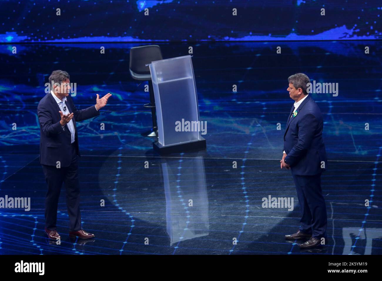 Sao Paulo, Brasilien. 11. Oktober 2022. SP - Sao Paulo - 10/10/2022 - SAO PAULO, DEBATTE, 2. UMDREHUNG REGIERUNG VON SAO PAULO - Fernando Haddad (PT) und Tarcisio de Freitas (REPUBLIKANER) nehmen an diesem Montagabend (10) in Rede Bandeirantes Studios in Sao Paulo, Der ersten Debatte zwischen den Kandidaten für die Regierung des Staates Sao Paulo für die 2. Runde der Wahlen im Jahr 2022. Foto: Suamy Beydoun/AGIF/Sipa USA Quelle: SIPA USA/Alamy Live News Stockfoto