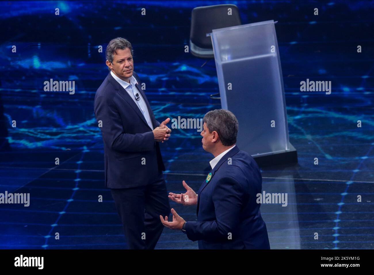 Sao Paulo, Brasilien. 11. Oktober 2022. SP - Sao Paulo - 10/10/2022 - SAO PAULO, DEBATTE, 2. UMDREHUNG REGIERUNG VON SAO PAULO - Fernando Haddad (PT) und Tarcisio de Freitas (REPUBLIKANER) nehmen an diesem Montagabend (10) in Rede Bandeirantes Studios in Sao Paulo, Der ersten Debatte zwischen den Kandidaten für die Regierung des Staates Sao Paulo für die 2. Runde der Wahlen im Jahr 2022. Foto: Suamy Beydoun/AGIF/Sipa USA Quelle: SIPA USA/Alamy Live News Stockfoto