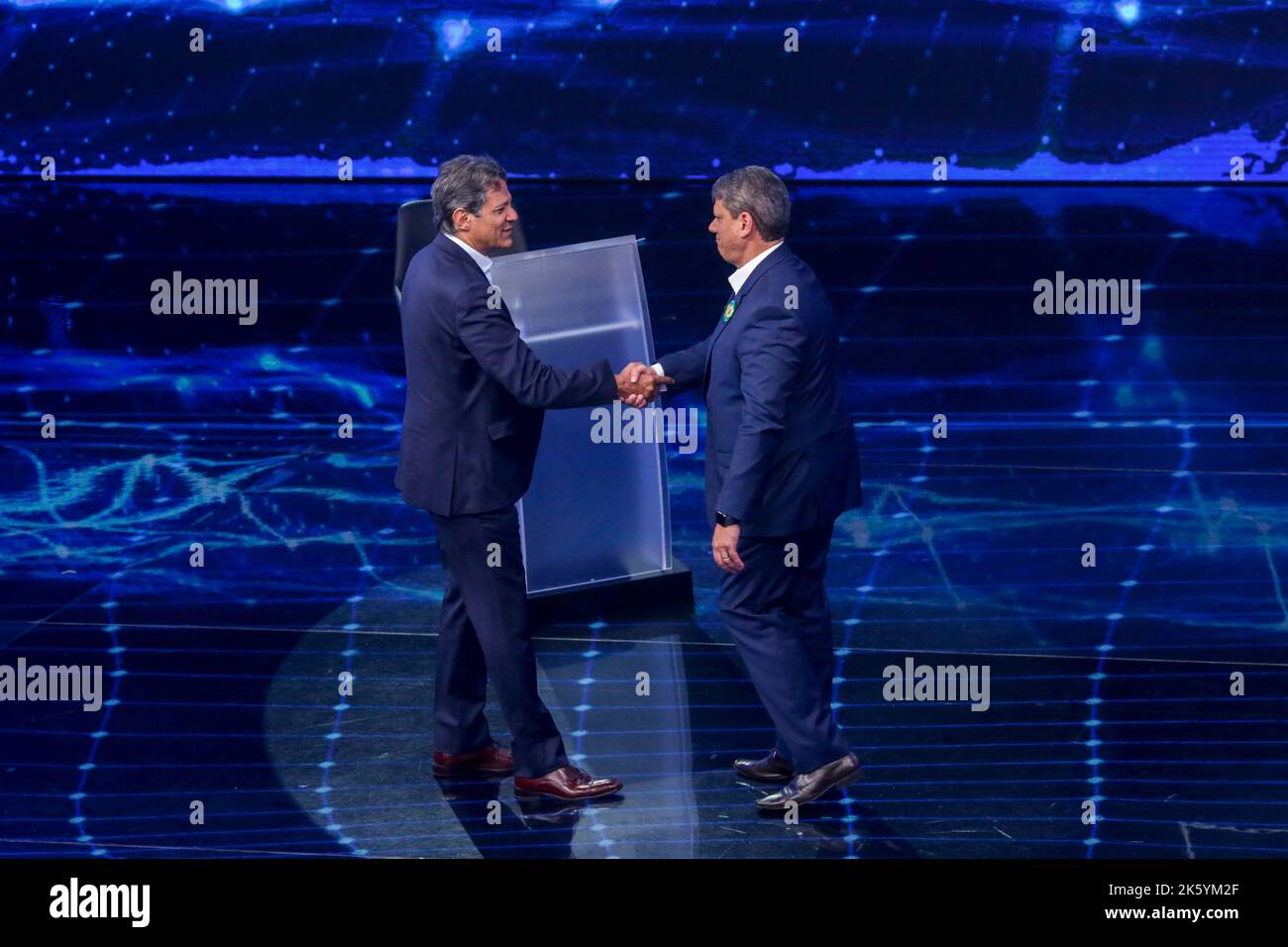 Sao Paulo, Brasilien. 11. Oktober 2022. SP - Sao Paulo - 10/10/2022 - SAO PAULO, DEBATTE, 2. UMDREHUNG REGIERUNG VON SAO PAULO - Fernando Haddad (PT) und Tarcisio de Freitas (REPUBLIKANER) nehmen an diesem Montagabend (10) in Rede Bandeirantes Studios in Sao Paulo, Der ersten Debatte zwischen den Kandidaten für die Regierung des Staates Sao Paulo für die 2. Runde der Wahlen im Jahr 2022. Foto: Suamy Beydoun/AGIF/Sipa USA Quelle: SIPA USA/Alamy Live News Stockfoto