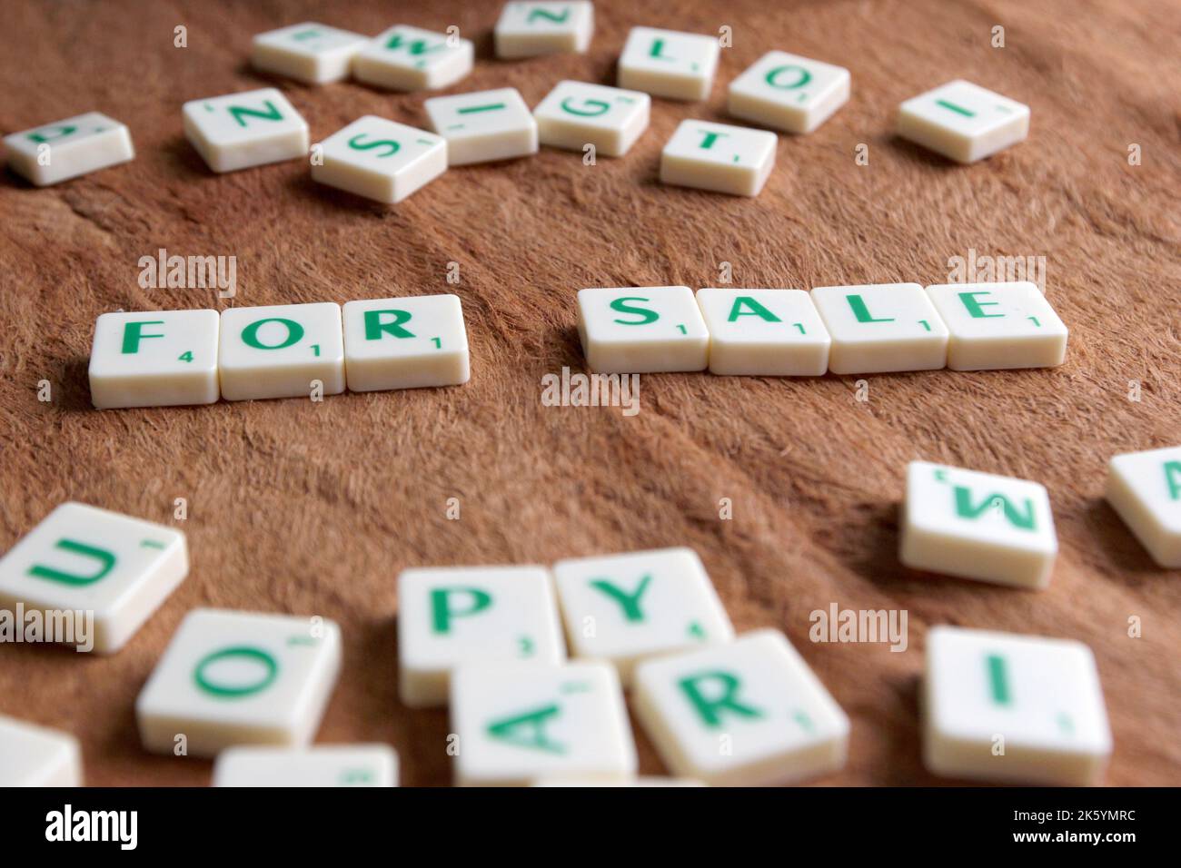Scrabble Fliesen, die die Wörter ZUM VERKAUF vorlesen Stockfoto