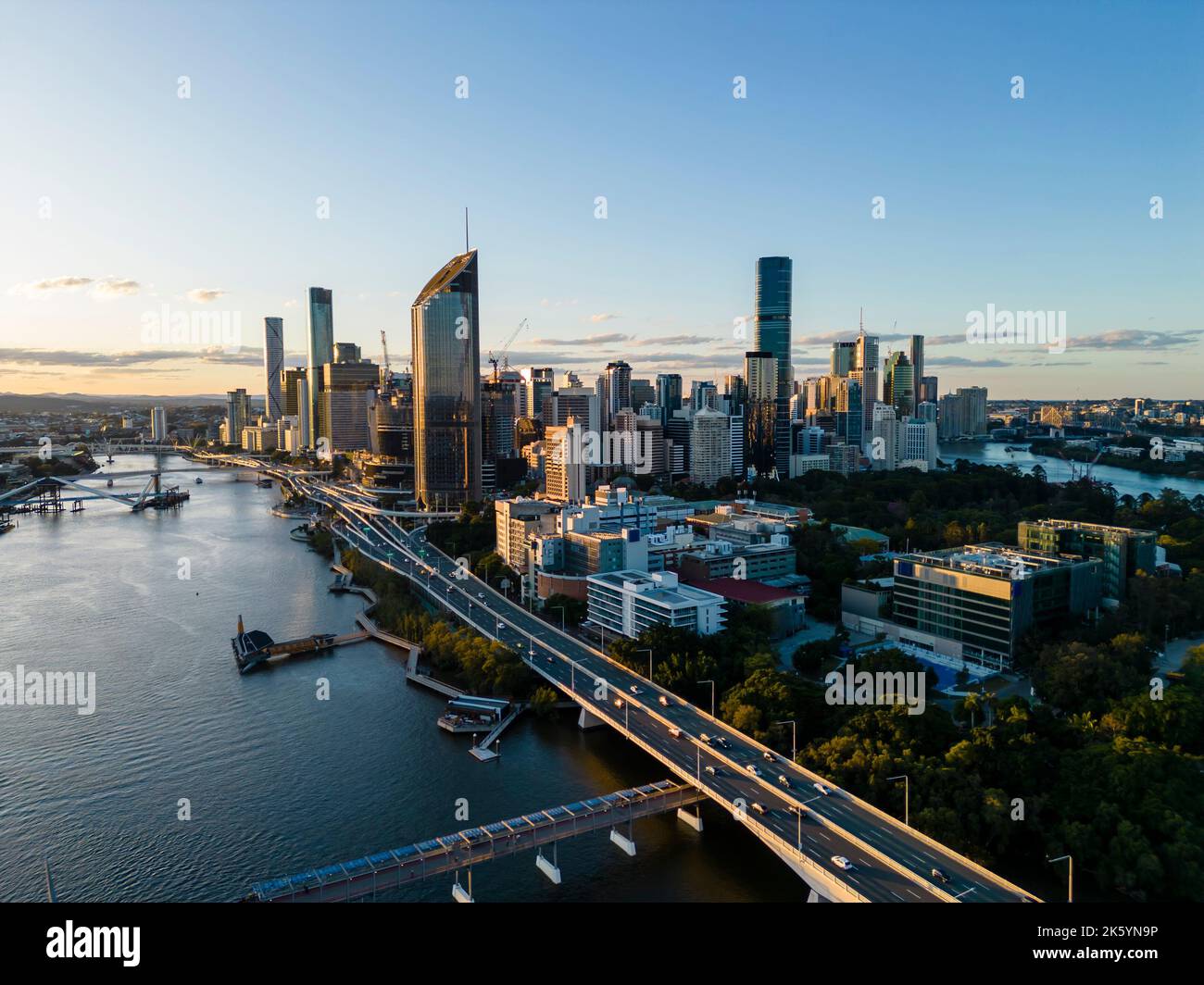 Luftaufnahme der Stadt Brisbane in Australien bei Sonnenuntergang Stockfoto