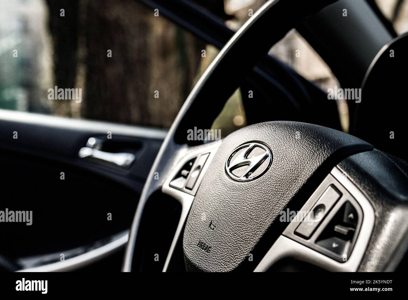 Lenkrad in der Kabine eines koreanischen Hyundai-Autos Stockfoto