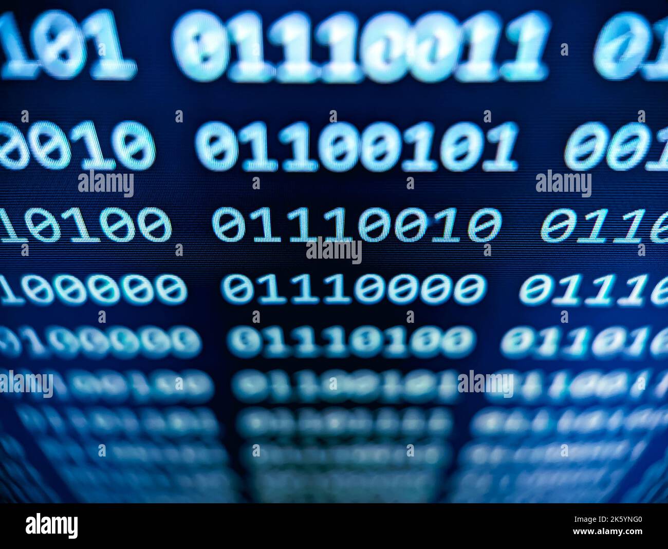 Nahaufnahme von binärem Computercode mit 1s und 0s auf einem blauen Bildschirm mit Fokus-Unschärfe-Effekt Stockfoto