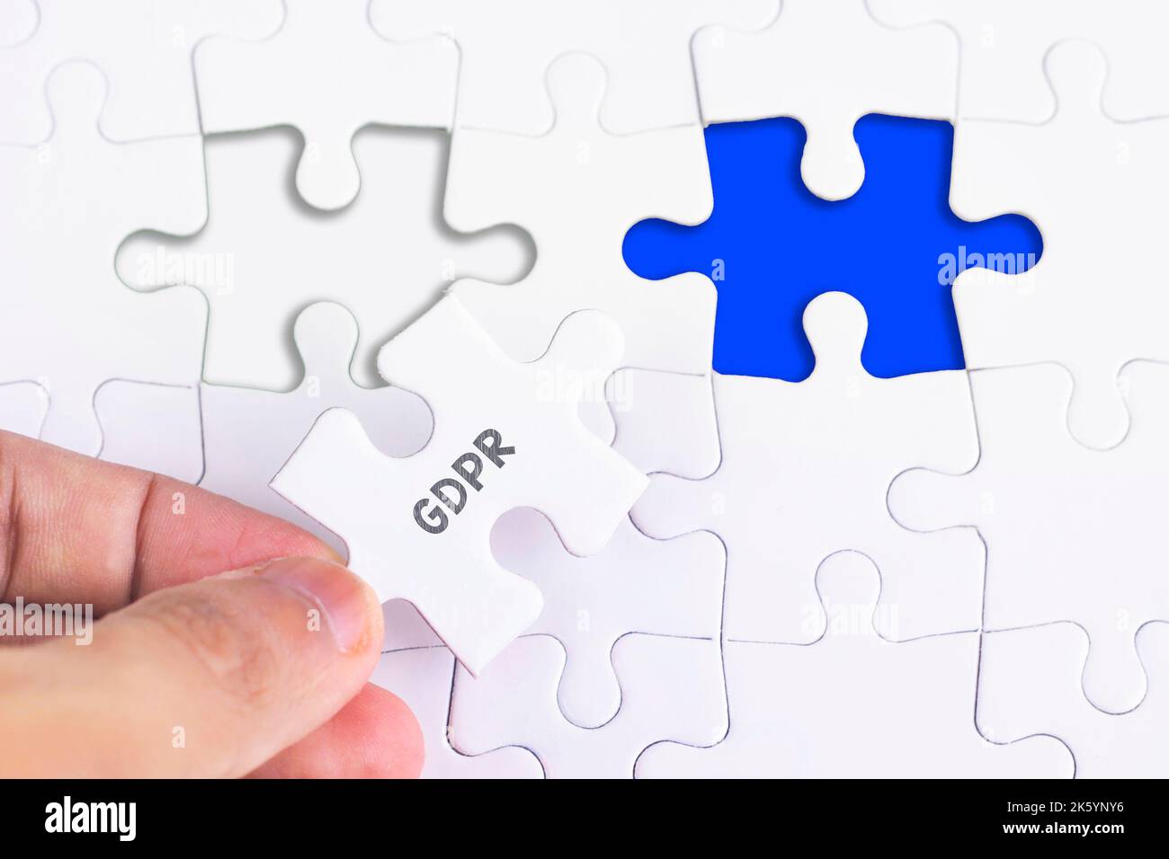 Business Concept - Female Hand und Missing Puzzle mit GDPR WORD Stockfoto