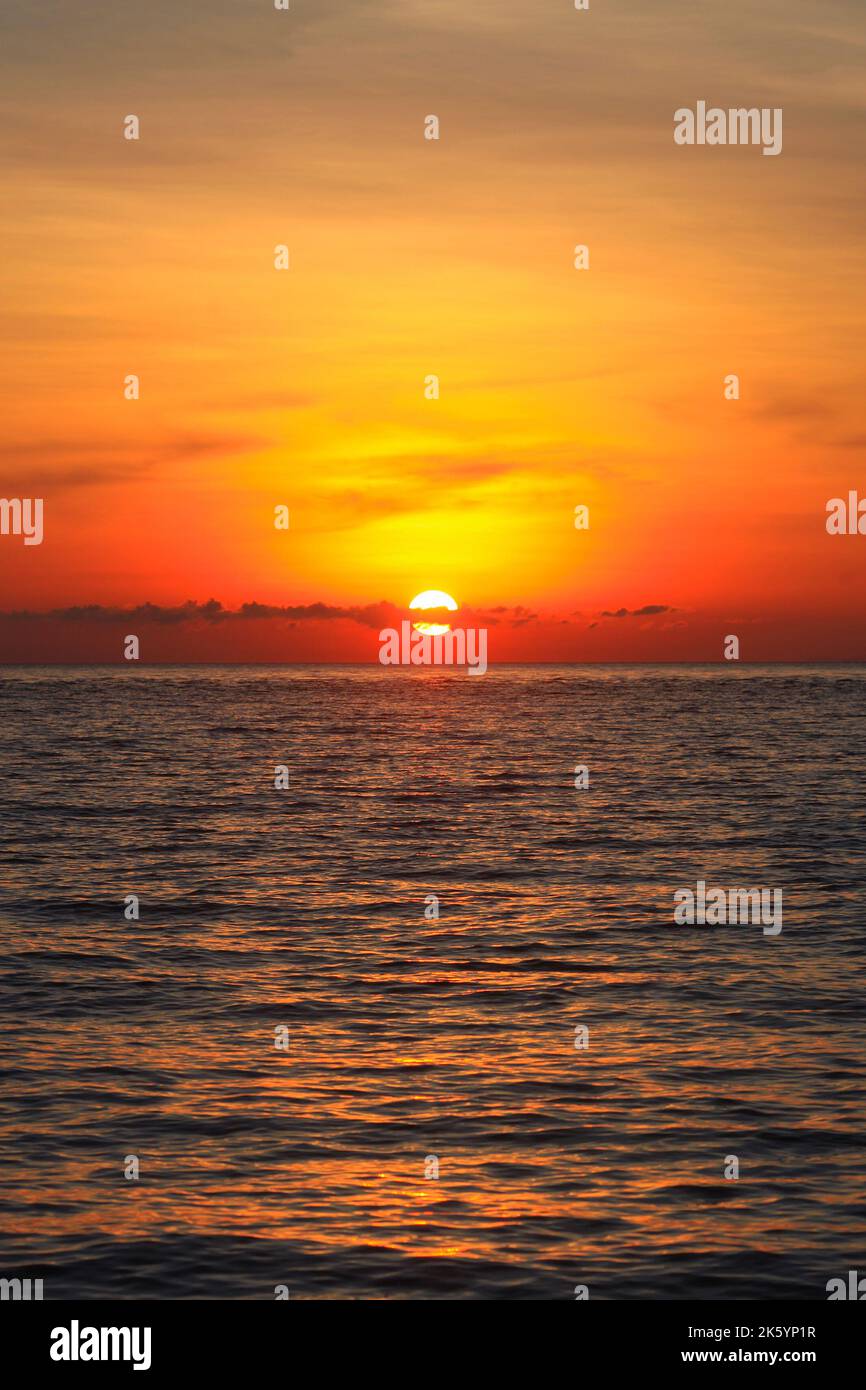 Ein Bild von einem schönen roten Sonnenuntergang mit einem großen Gelbe Sonne Stockfoto