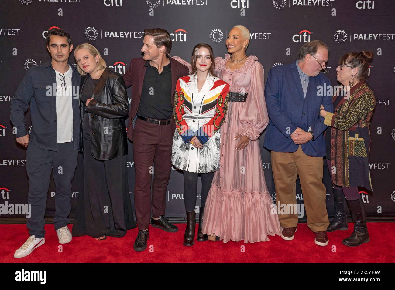 NEW YORK, NEW YORK - 10. OKTOBER: Max Minghella, Elisabeth Moss, Sam
