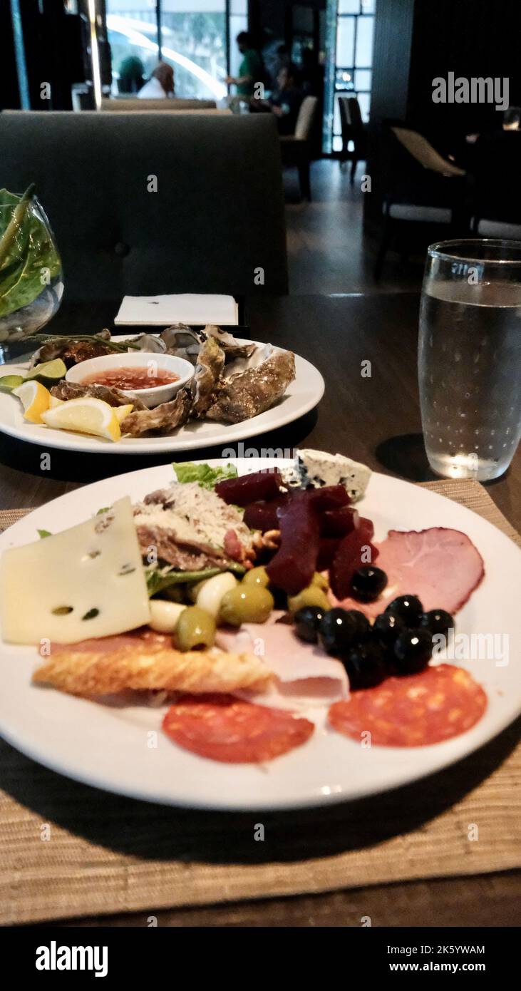 Premium-Platte Mit Käse- Und Aufschnitt Stockfoto