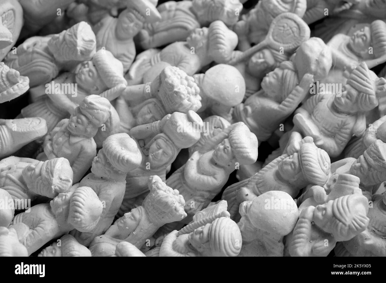 Potter Making of small diverse bunter Statue für das Diwali Festival in Indien machen Kinder während des Diwali Festivals Festungen (Killa). Stockfoto