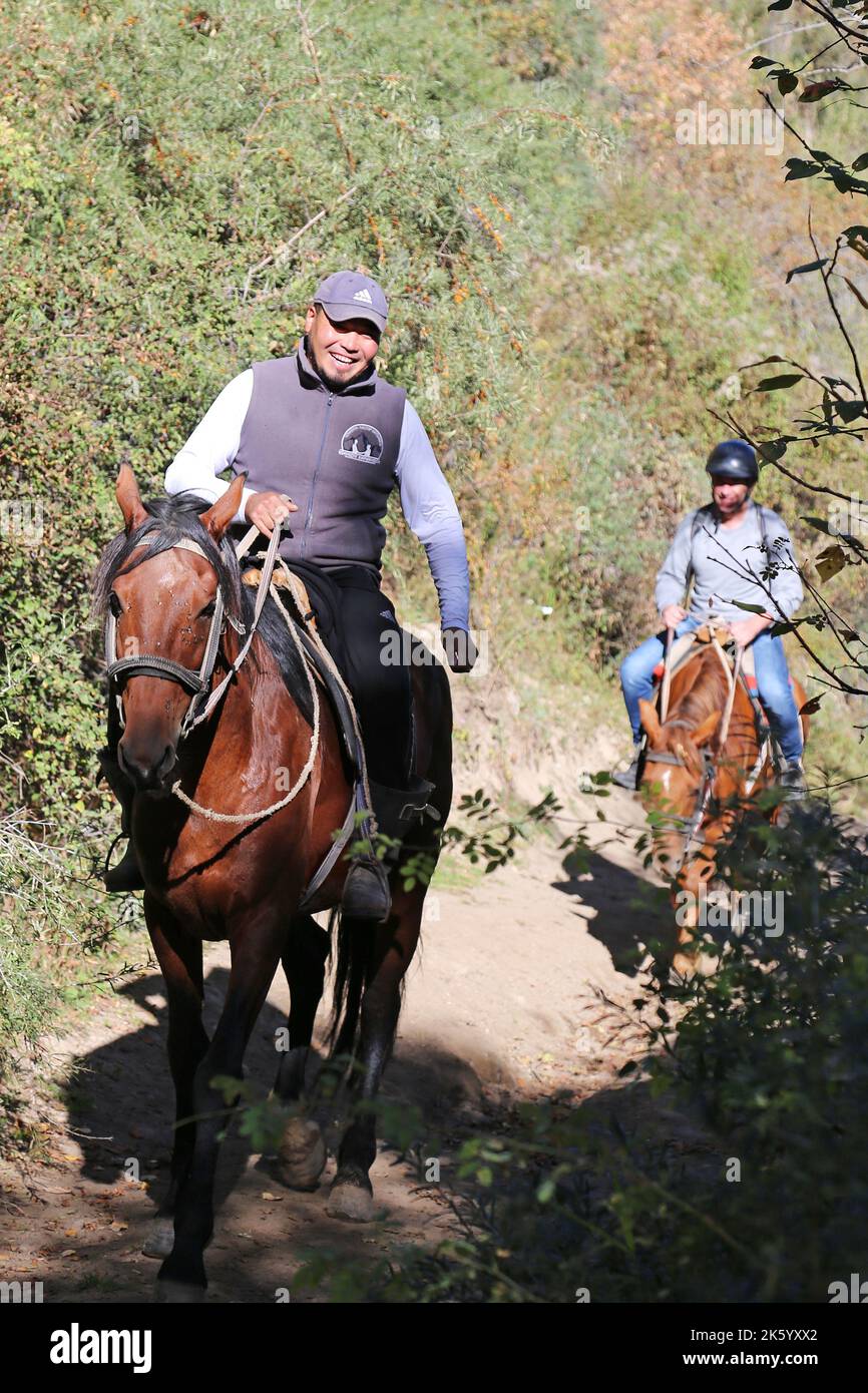 Reiten über dem Dorf Kalmak Ashuu, dem Tal von Chong Kemin, den Bergen von Tien Shan, der Region Chui, Kirgisistan, Zentralasien Stockfoto