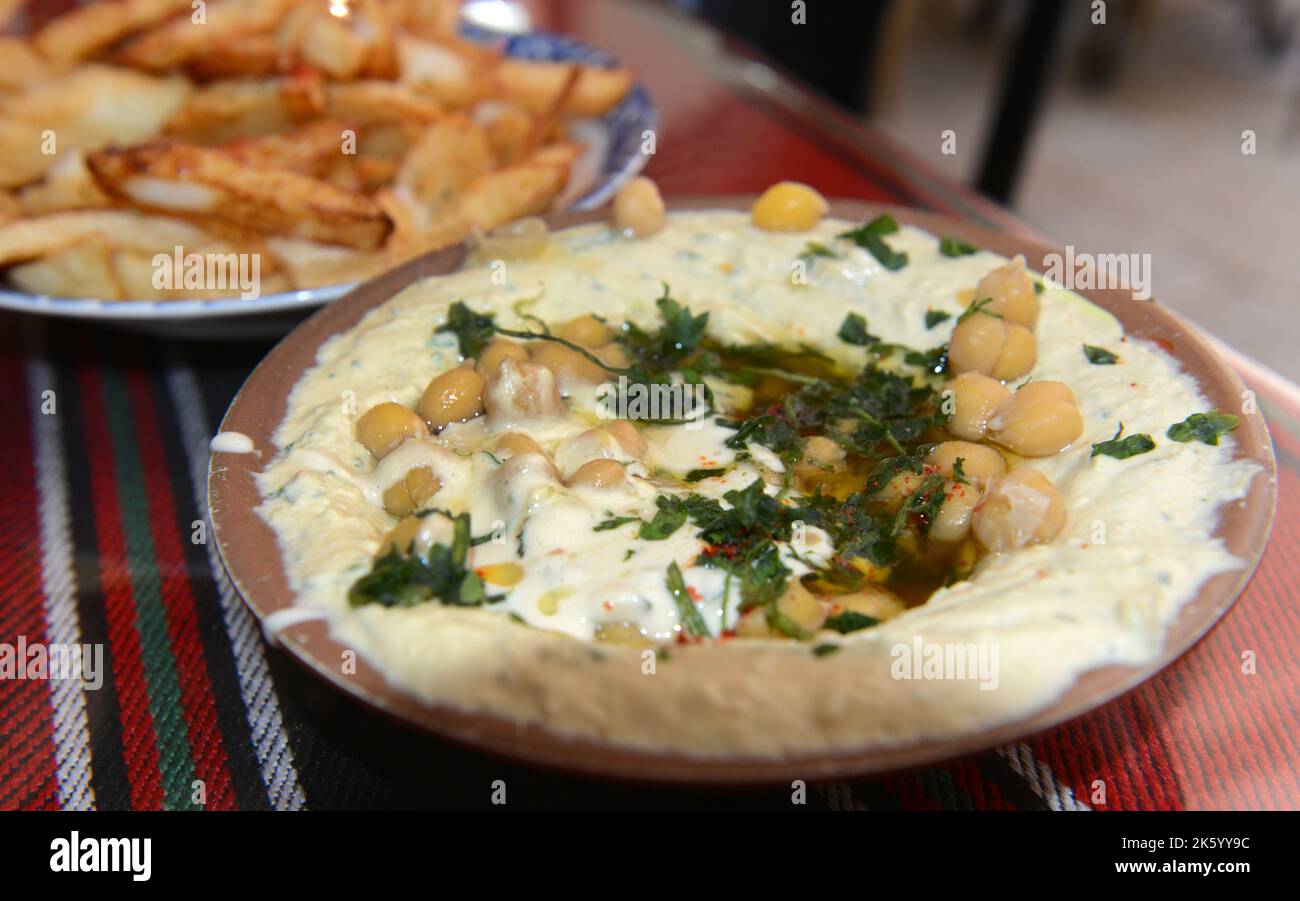 Ein traditioneller Hummus-Teller. Altstadt von Jerusalem. Stockfoto