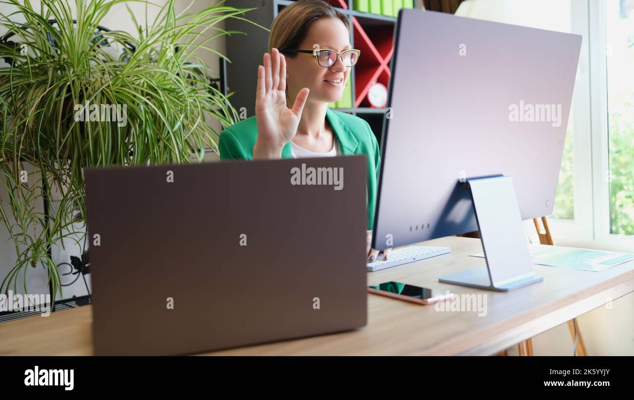 Lächelnde Geschäftsfrau bei Online-Meetings im Büro. Stockfoto