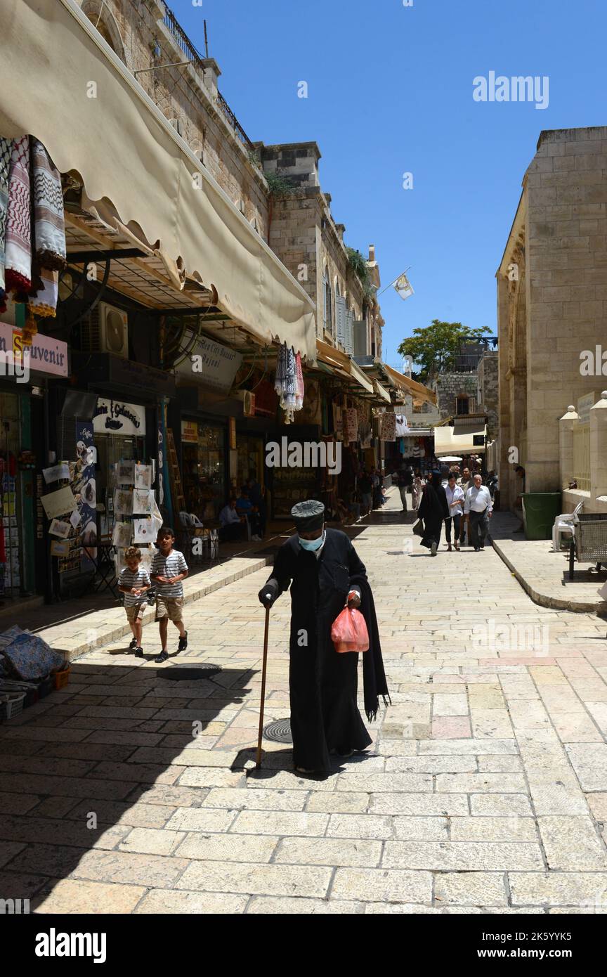 Ein äthiopisch-orthodoxer Priester, der im christlichen Viertel in der Altstadt von Jerusalem spaziert. Stockfoto