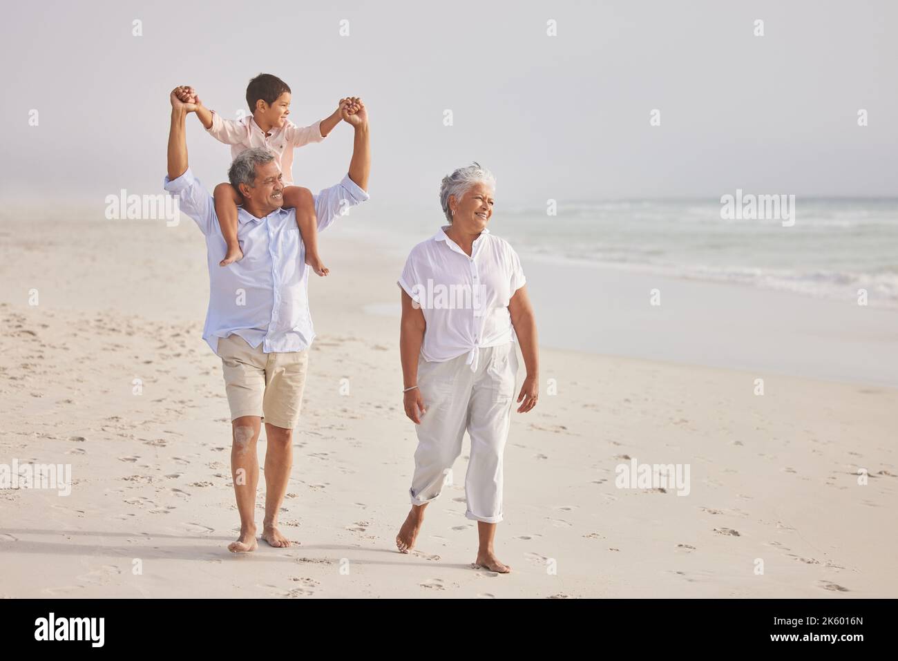 Glückliche Gemischte Rennen Großeltern Am Strand Mit Ihrem Enkel Zu Fuß Kleiner Junge Sitzt Auf 