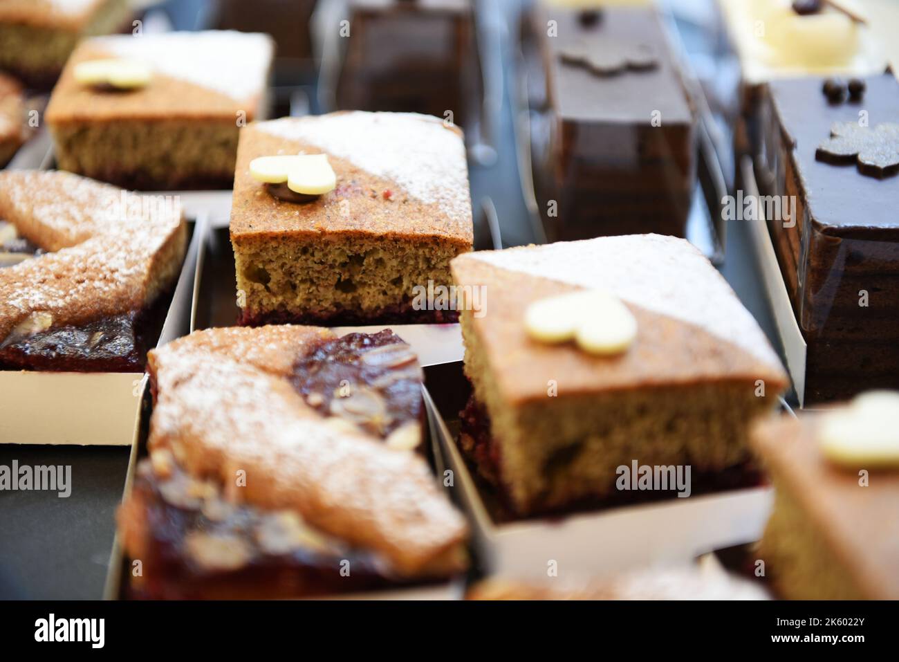 Von oben Nahaufnahme Stücke von leckeren Kuchen in Kartons auf Stand in der Bäckerei gelegt Stockfoto