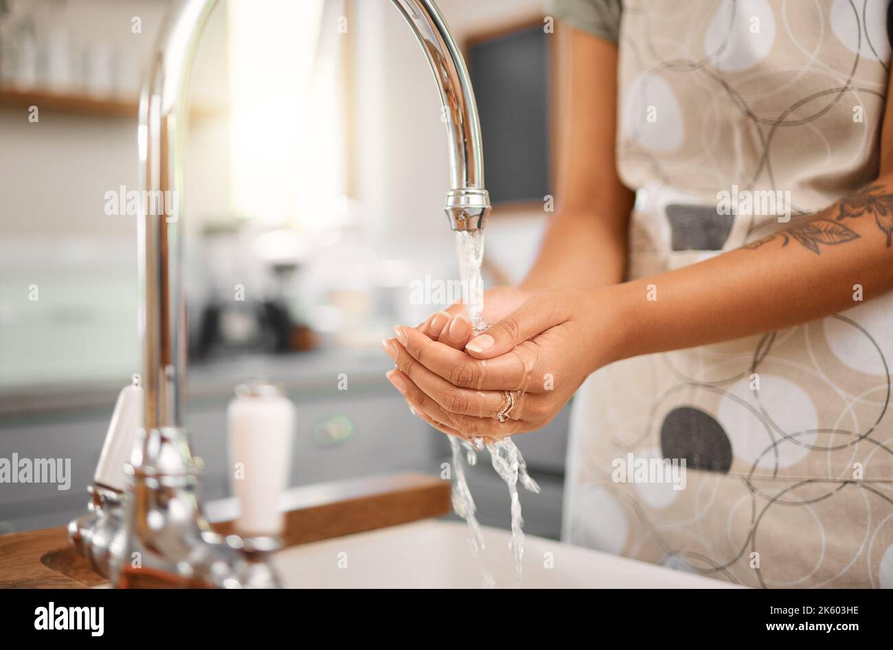 Nahaufnahme einer Frau, die sich in der Küche zu Hause im Waschbecken mit Leitungswasser die Hände wäscht. Waschen Sie sich vor dem Kochen immer die Hände Stockfoto