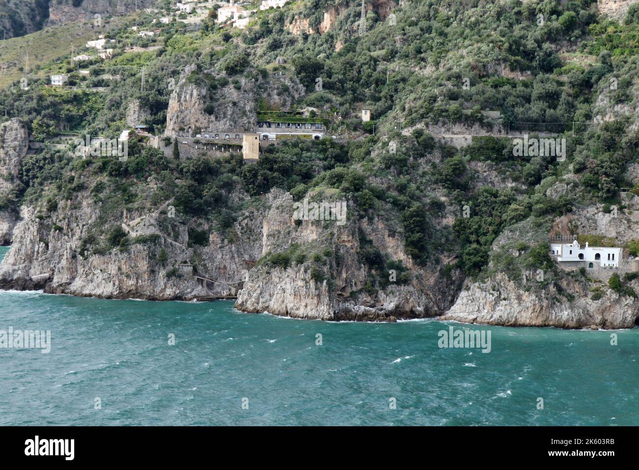 Conca dei Marini - Tratto di costiera con la Grotta dello Smeraldo dalla Torre Capo di Conca Stockfoto