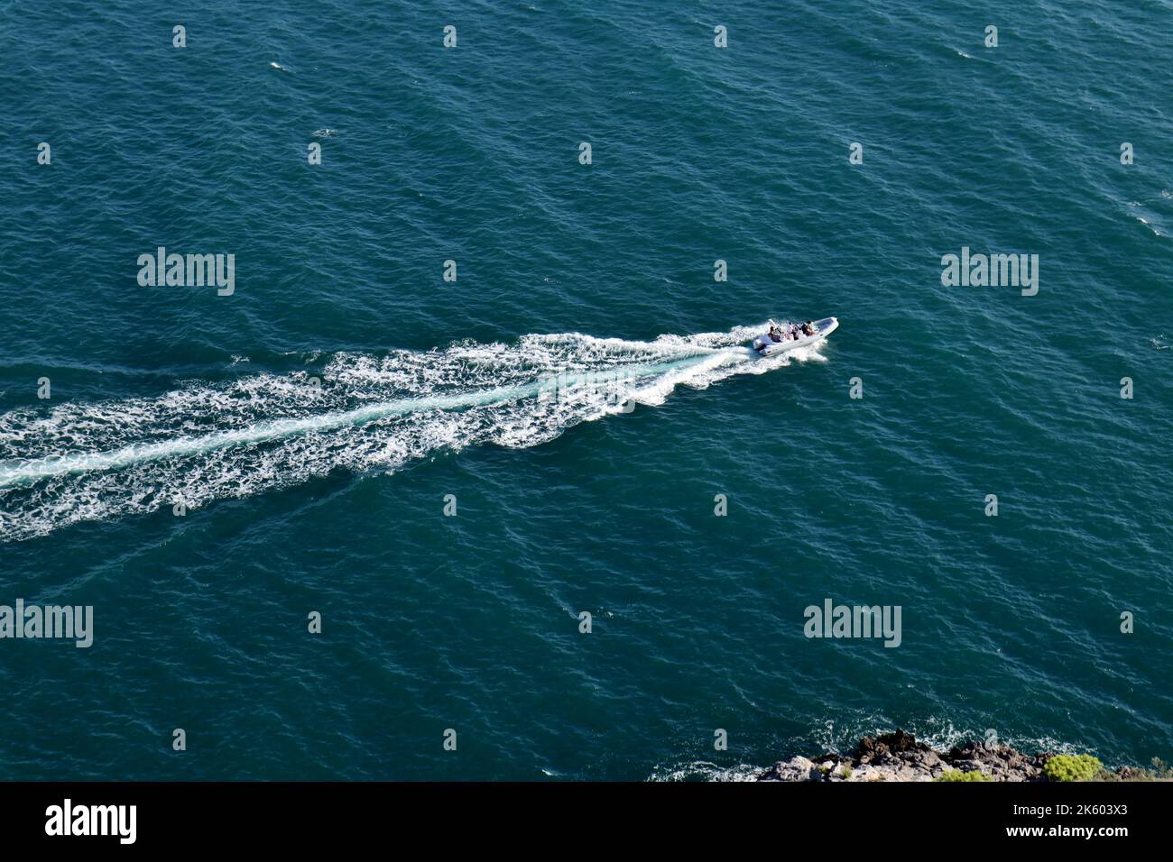 Conca dei Marini - Gommone di turisti a Capo di Conca Stockfoto