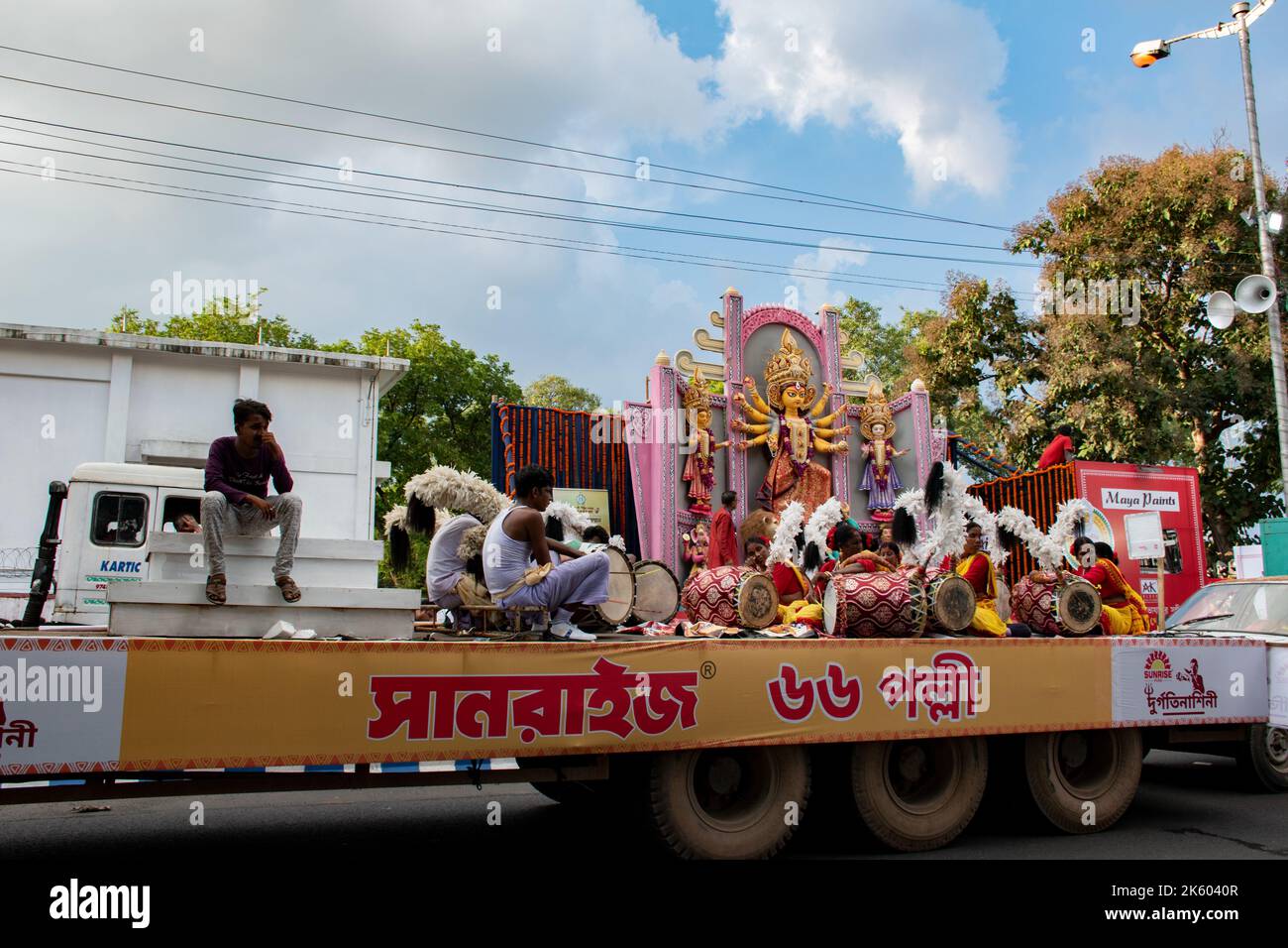 8. Oktober 2022, Kalkutta, Westbengalen, Indien: Am 8.. Oktober wurde beobachtet, dass Kalkutta einen der größten Karnevals in Indien hat. An diesem Karneval haben Hunderte von großen und berühmten Durga Puja Komitees teilgenommen. Die rote Straße wurde beleuchtet. Auch der Premierminister von Westbengalen war bei dieser großen Veranstaltung anwesend. Nach der Teilnahme werden alle Idole nach Babughat zum Eintauchen gebracht. In Immersion Ghat wurde eine straffe Polizei eingesetzt, und niemand darf dieses Gebiet betreten, außer angesehenen Mitgliedern des Puja-Komitees. Diese Veranstaltung begann um 4,30 Uhr und endet um etwa 9,30 Uhr Stockfoto