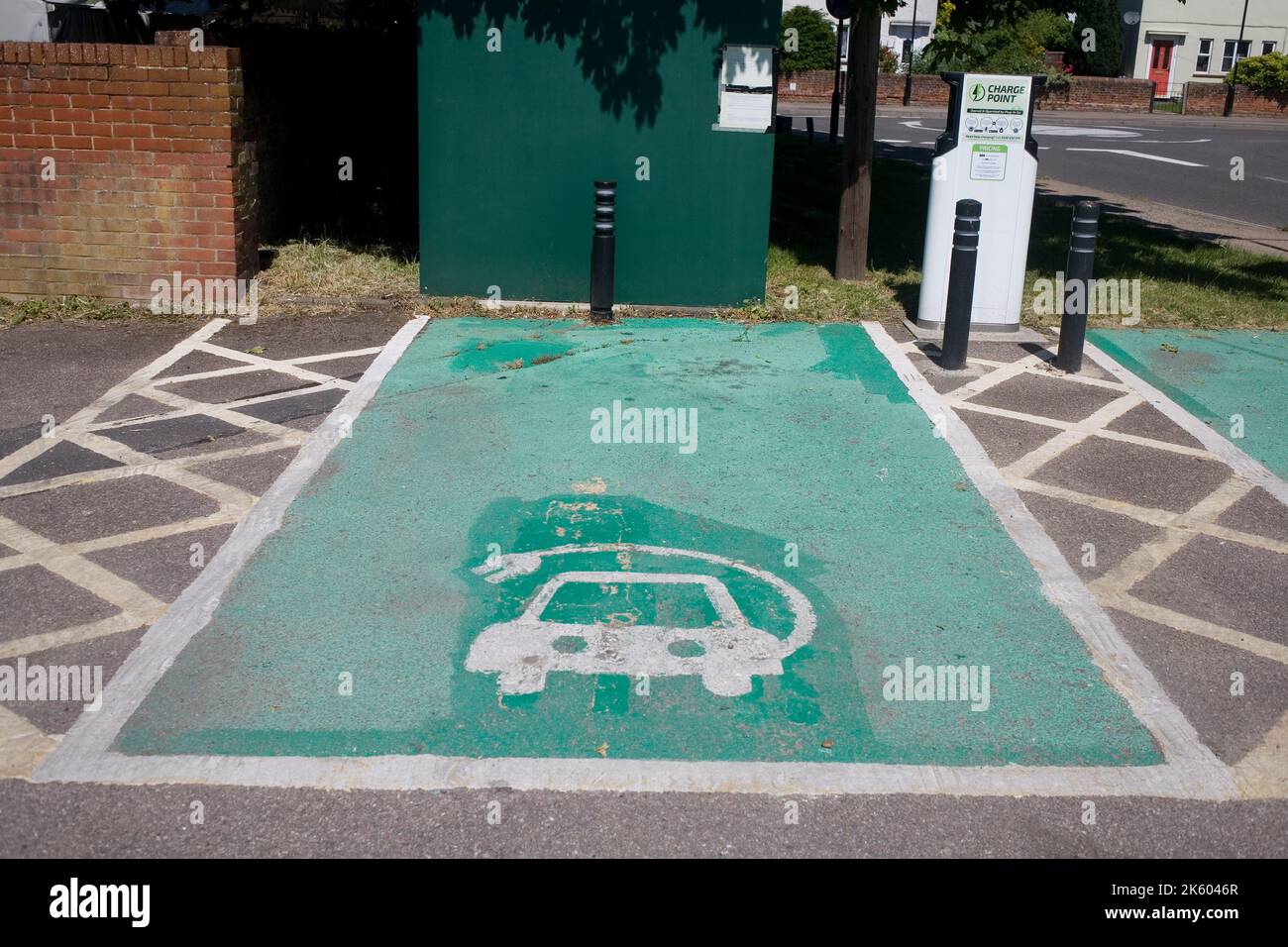 Ladestation für Elektrofahrzeuge auf dem Parkplatz in Hadleigh Suffolk, England Stockfoto