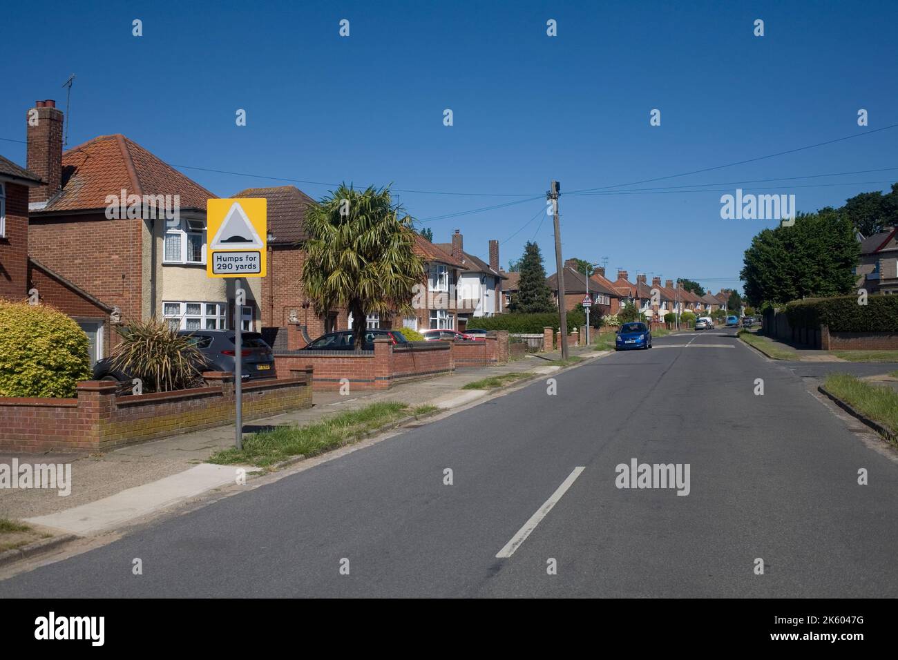 Wohnstraße mit Geschwindigkeitsunebenheiten in Ipswich Suffolk England Stockfoto