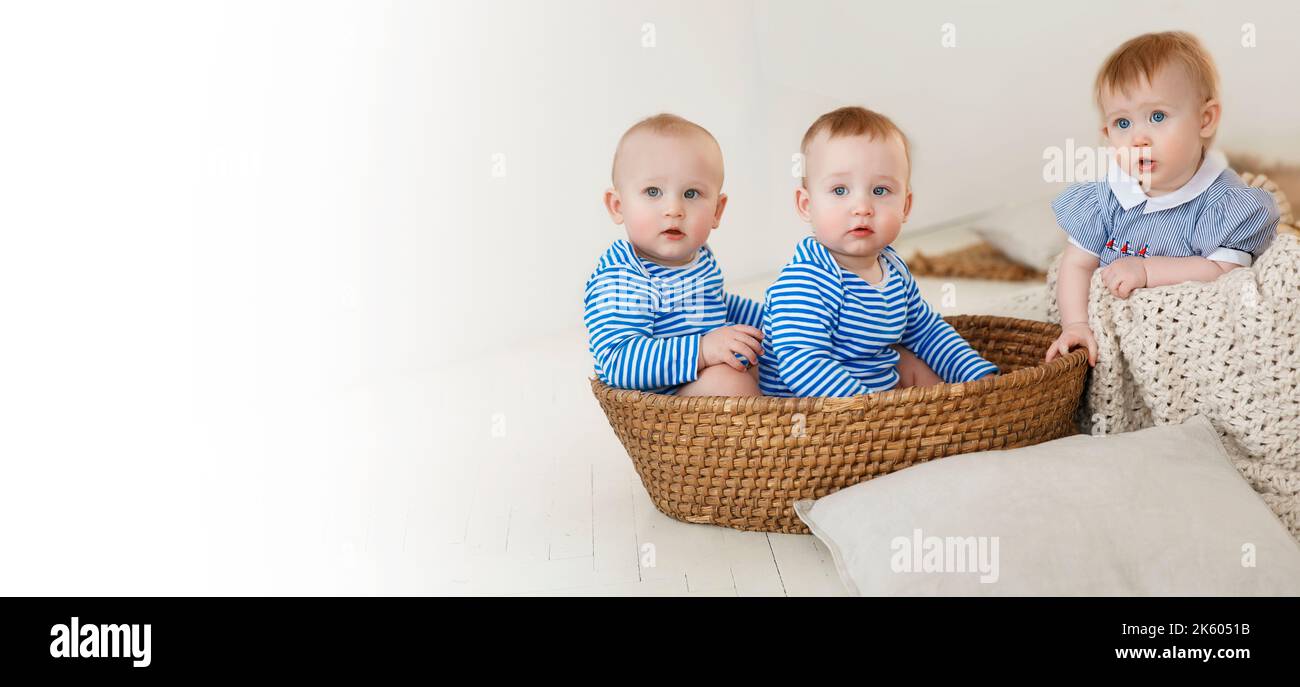 Banner mit drei kleinen Kindern, Drillingen, Copy Space Babys in Seekostümen Stockfoto