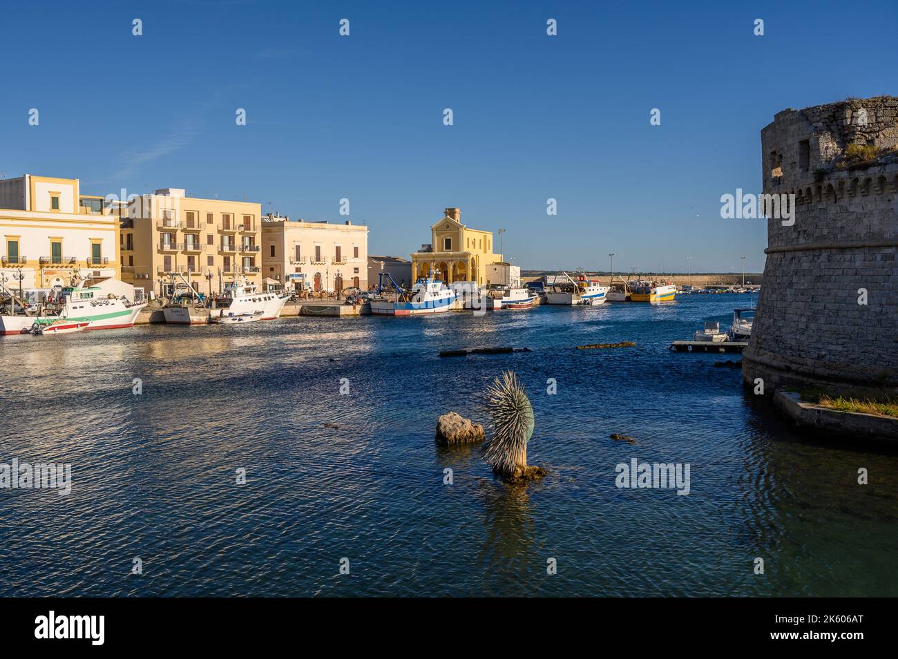 Neustadt Gallipoli, Hafen und Festung Il Rivellino von der Brücke Papa Giovanni Paolo II aus gesehen. Apulien (Apulien), Italien. Stockfoto