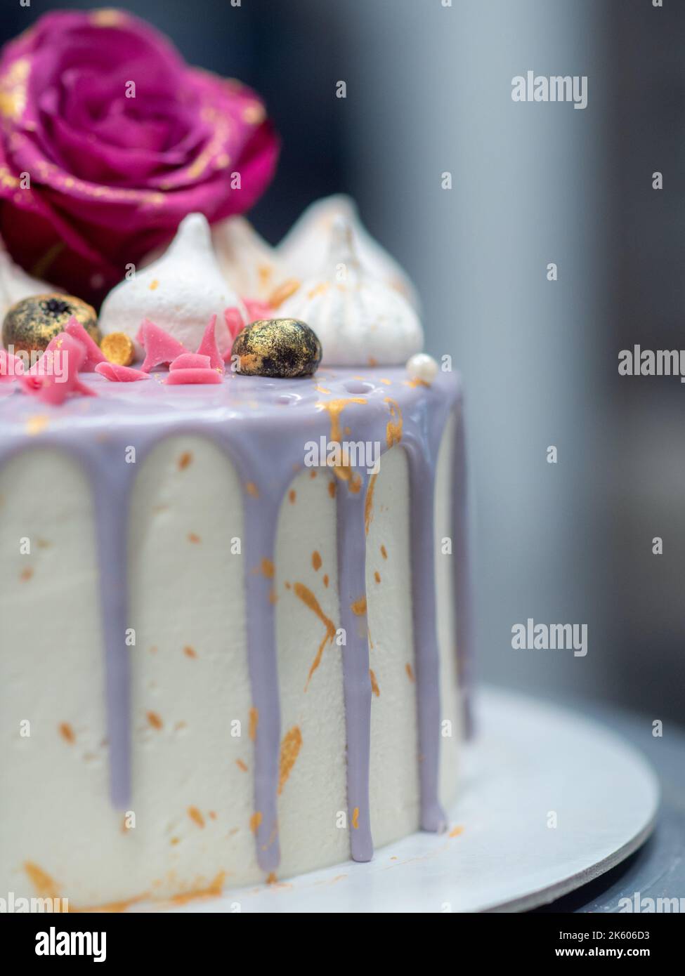 Gold handbemalt dekoriert romantischen Kuchen Stockfoto