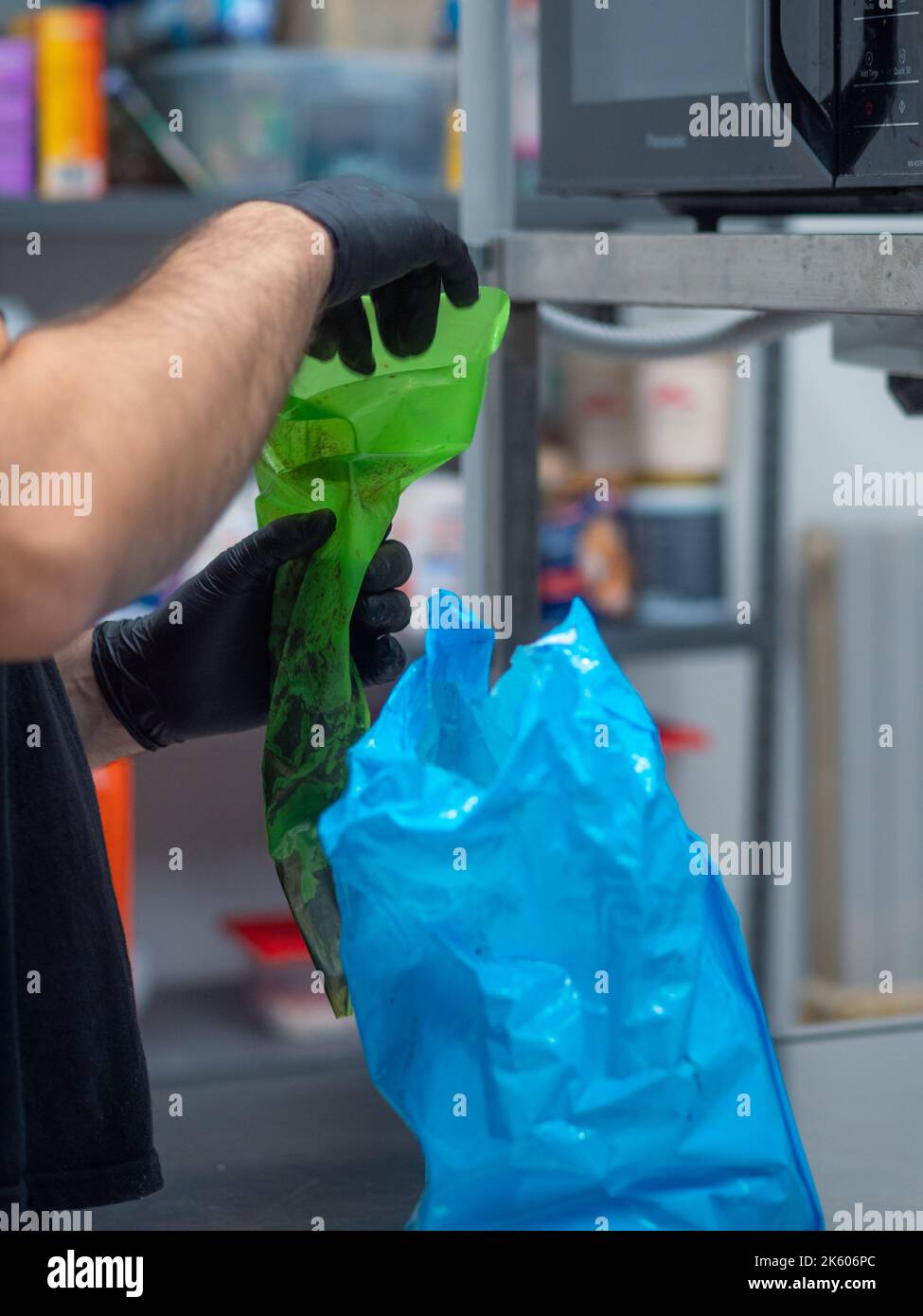 Vorbereitung einer Geburtstagstorte Füllung von Paspelsack Stockfoto