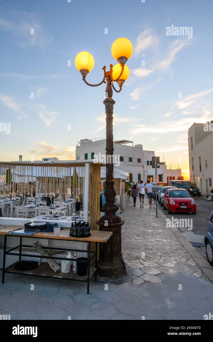 Blick auf die Riviera Armando Diaz vorbei am Ritro Restaurant am frühen Abend in der Altstadt von Gallipoli, Apulien (Apulien), Italien. Stockfoto