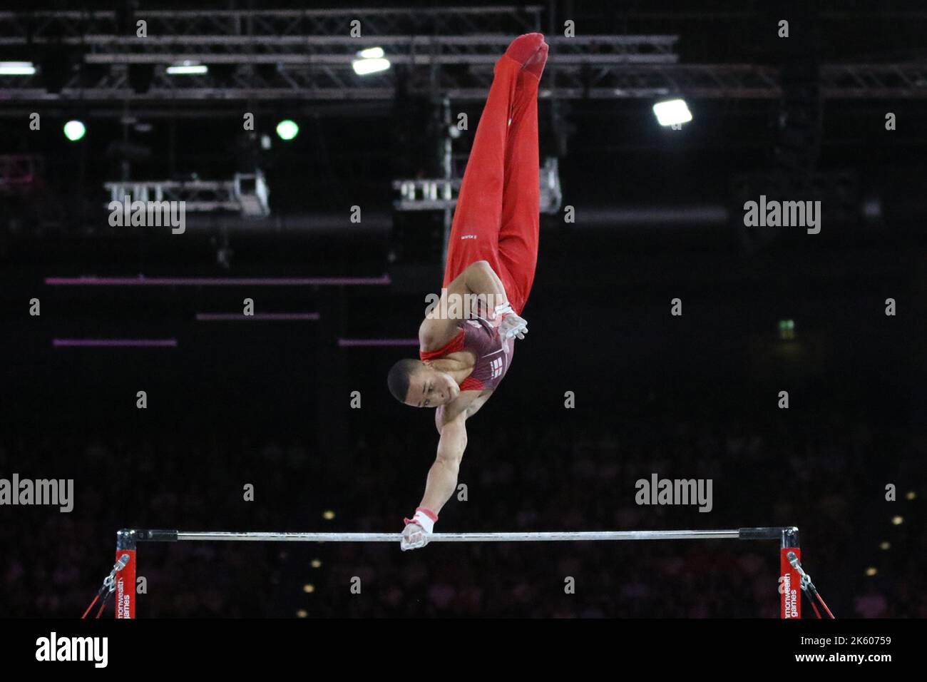 Joe FRASER aus England beim Horizontal Bar - Finale der Herren bei den Commonwealth-Spielen 2022 in der Arena, Birmingham. Stockfoto
