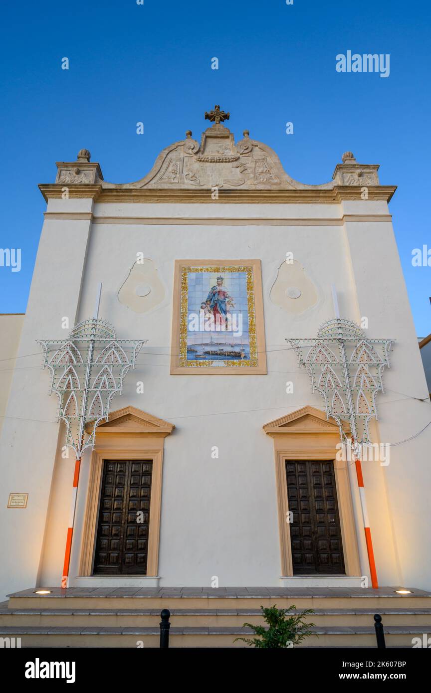 Außenfassade der Kirche Santa Maria of the Angels (Chiesa di Santa Maria degli Angeli) in der Altstadt von Gallipoli, Apulien (Apulien), Italien. Stockfoto