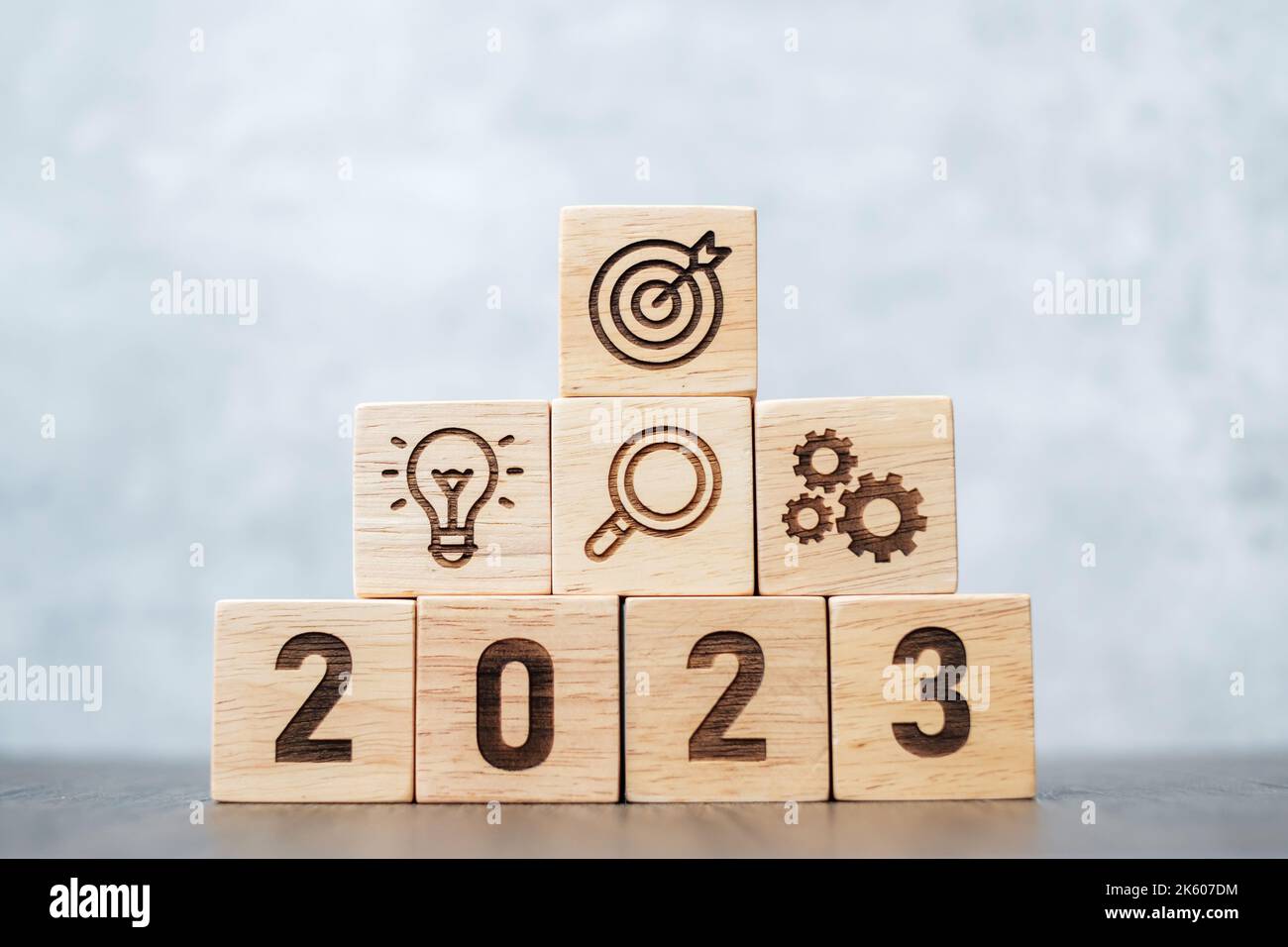 2023 Holzblock mit Geschäftserfolg, Ziel, Strategie, Ziel, Mission, Aktion, Ziel, Teamwork, Plan, Idee und Neujahrsstarterkonzept Stockfoto