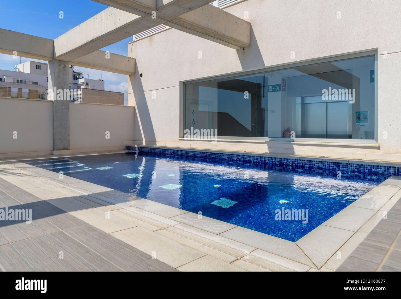 Hotel Censal. Ideal gelegen in der Nähe der Strandpromenade des farbenfrohen mediterranen Küstenstädtchens La Villajoyosa (auch La Vila Joiosa genannt). Stockfoto