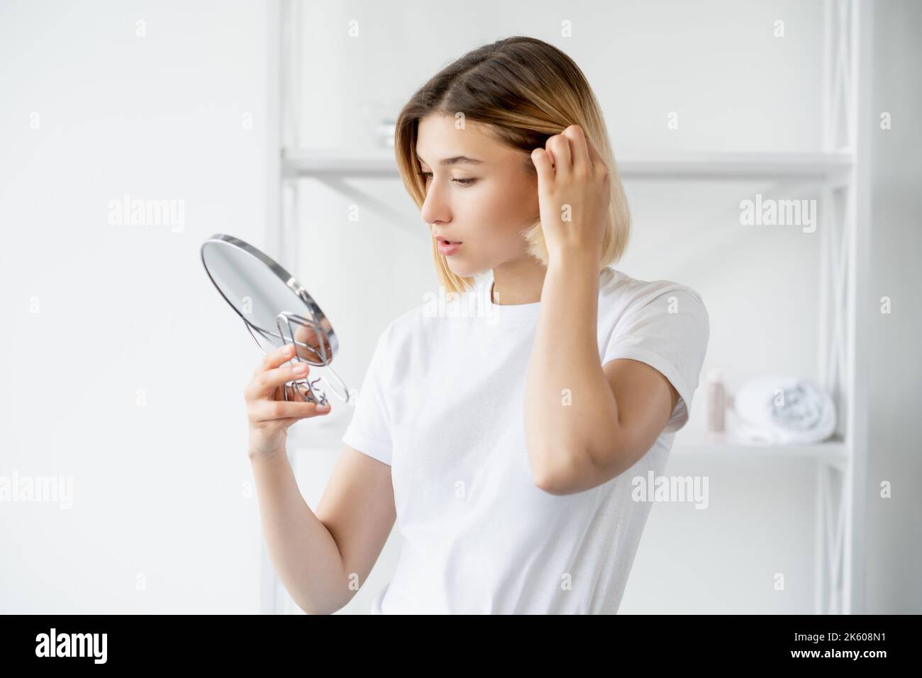 Haarpflege Beauty-Behandlung Morgen Frau Spiegel Stockfoto