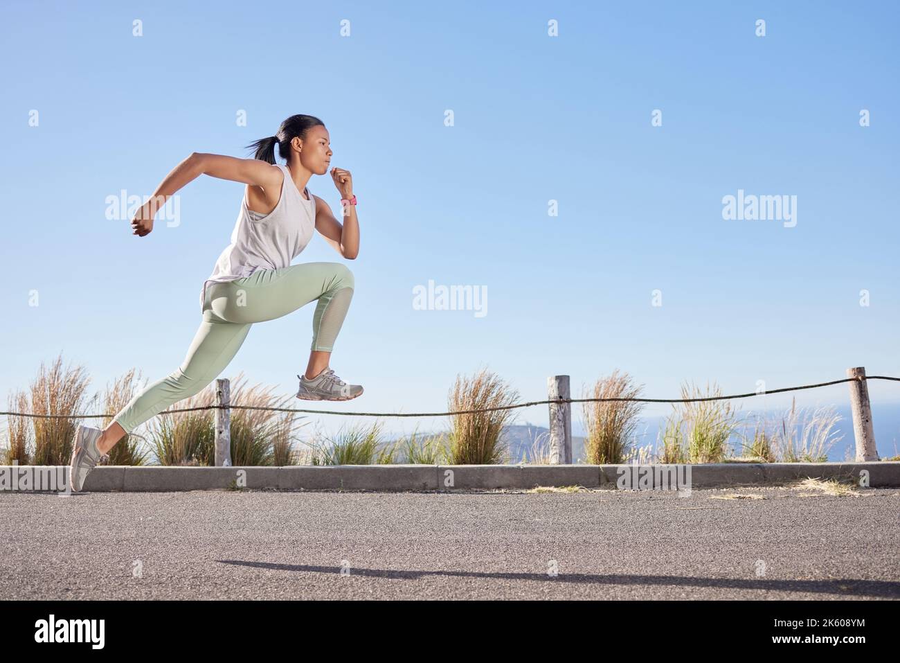 Aktive gemischte Rennen junge Frau läuft für Bewegung im Freien. Sportler joggen für ein erfrischendes Cardio-Training am Morgen. Bestimmt bis Stockfoto
