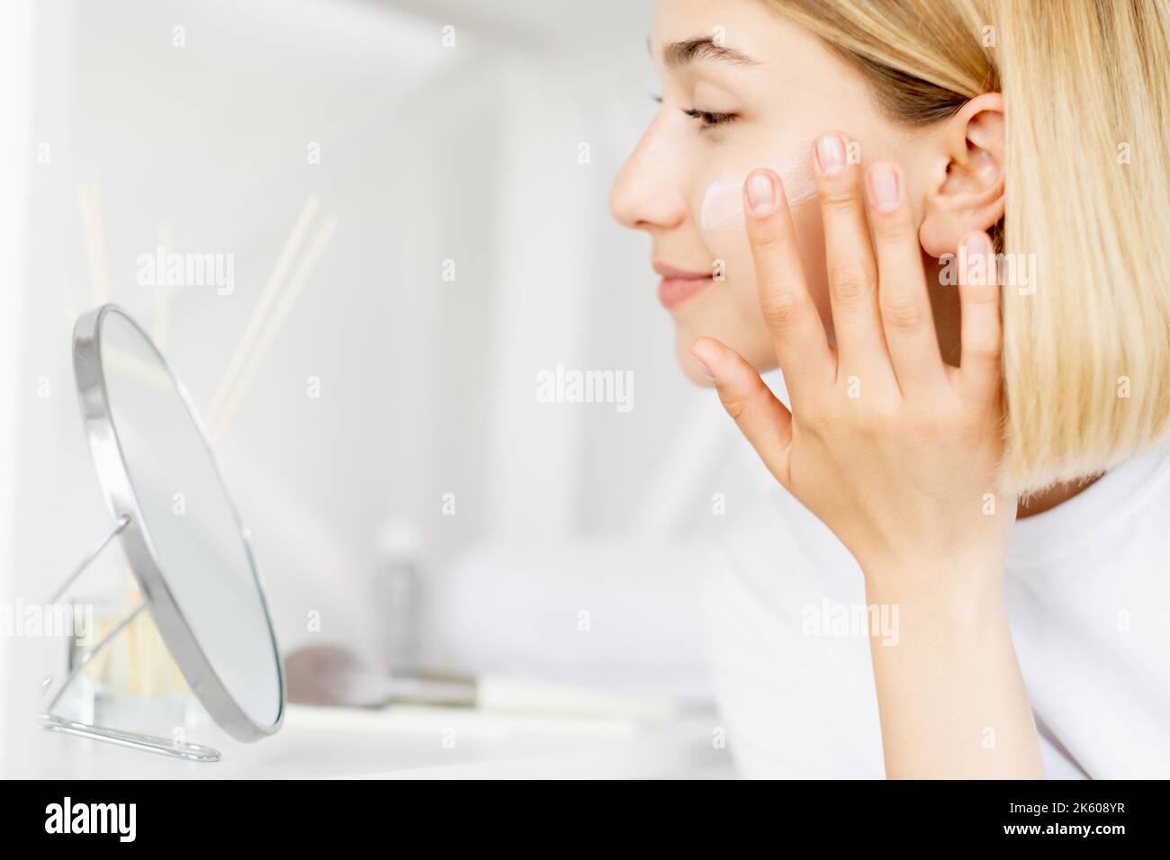 Morgens feuchtigkeitsspendende Gesichtspflege Frau Creme Haut Stockfoto