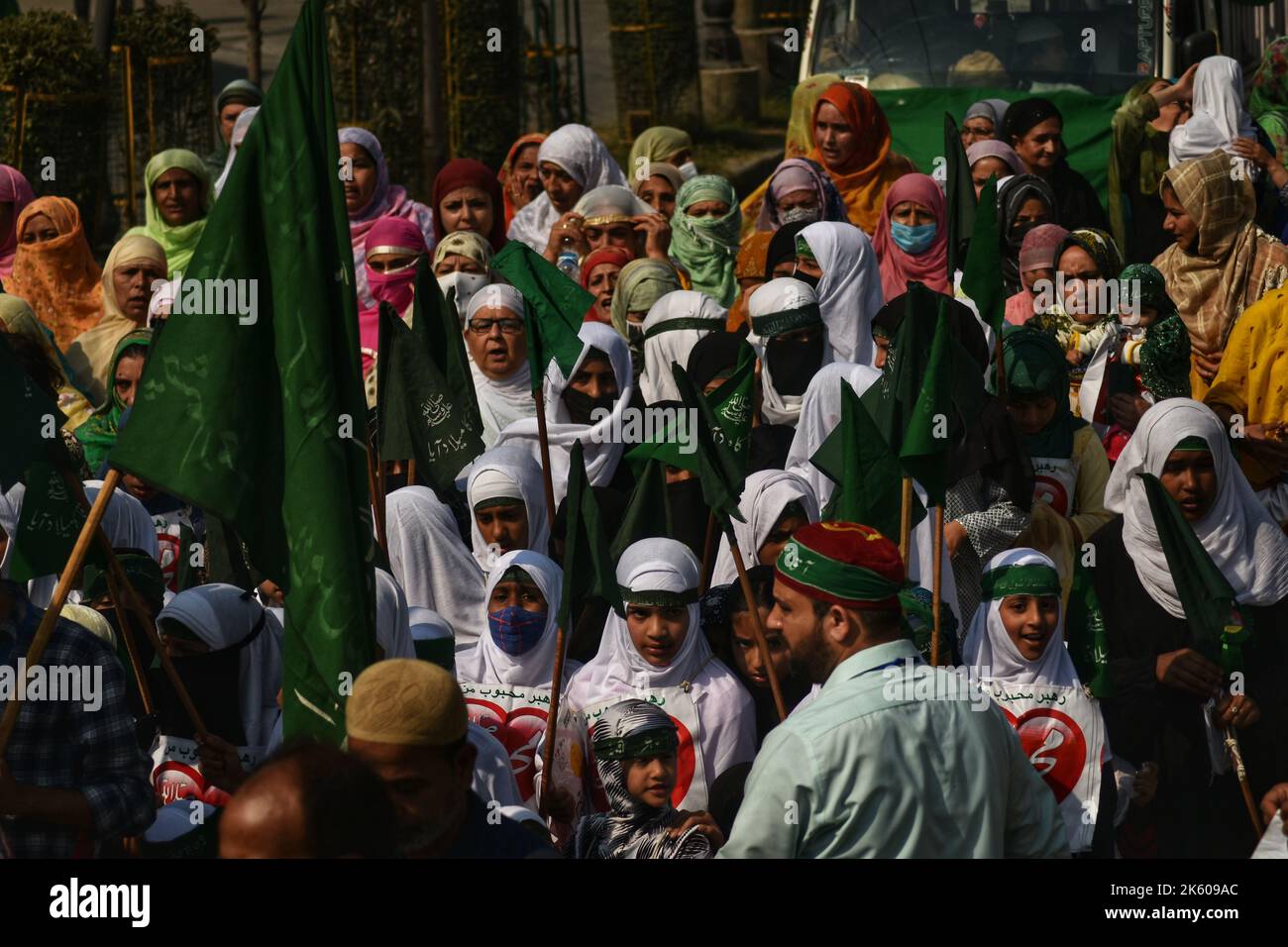 Srinagar, Jammu Und Kaschmir, Indien. 9. Oktober 2022. Kleine muslimische kaschmirische Kinder, die am 09. Oktober 2022 an der Eid Milad-un-Nabi-Prozession in der Hauptstadt des Distrikts Srinagar teilnehmen. Eid-e-Milad, auch Maulid oder Mawlid genannt, wird durch das Singen von Hymnen zum Lob des Propheten gefeiert. Die Sunniten- und die schiitischen Sekten feiern den Tag anders. Während ersteres den ganzen Monat über betet und den Tag nicht als einen Tag der Trauer markiert, glaubt Letzteres, dass der Prophet Muhammad an diesem Tag Hazrat Ali als seinen Nachfolger gewählt hat.Edi-e-Milad wird in den meisten von Muslimen dominierten Ländern von Organis gefeiert Stockfoto